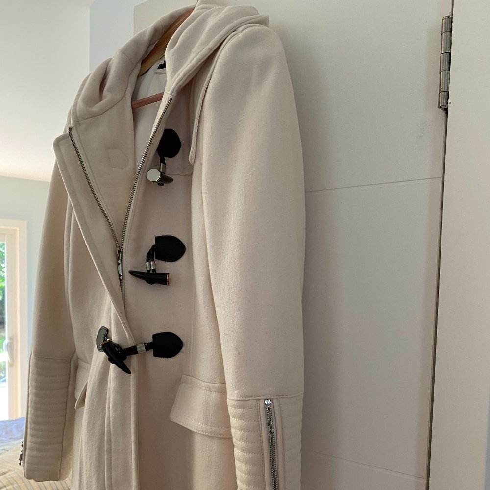 BCBG MAX AZRIA Winter coat winter white hooded size L claw clasp